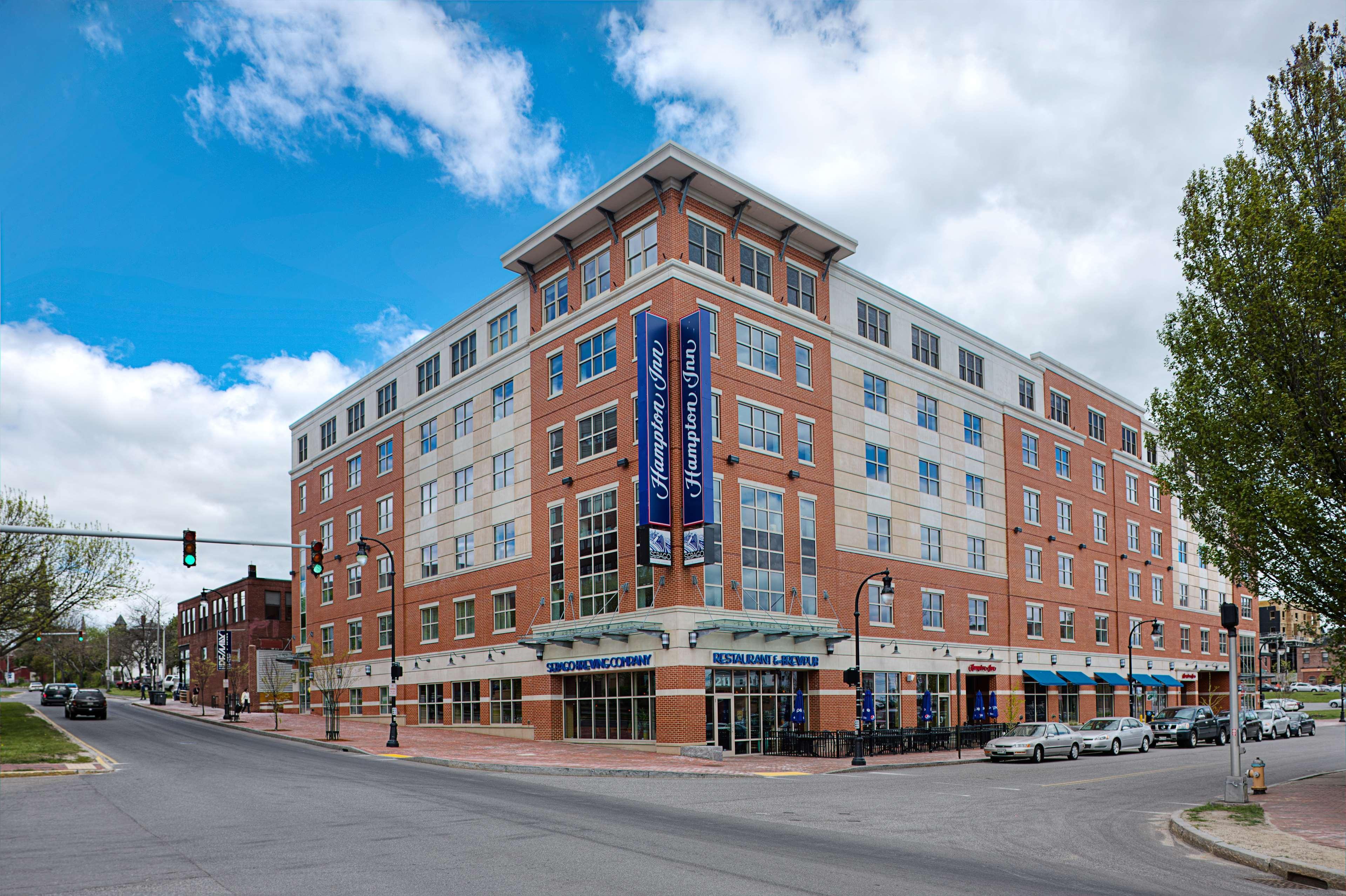 Hampton Inn Portland Downtown Waterfront Exterior photo