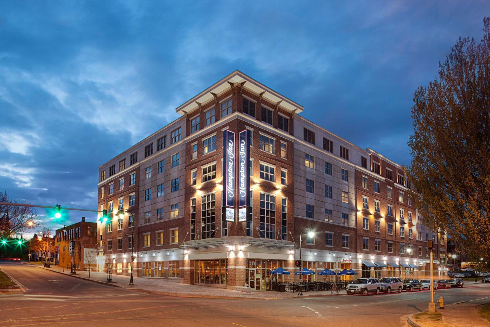 Hampton Inn Portland Downtown Waterfront Exterior photo